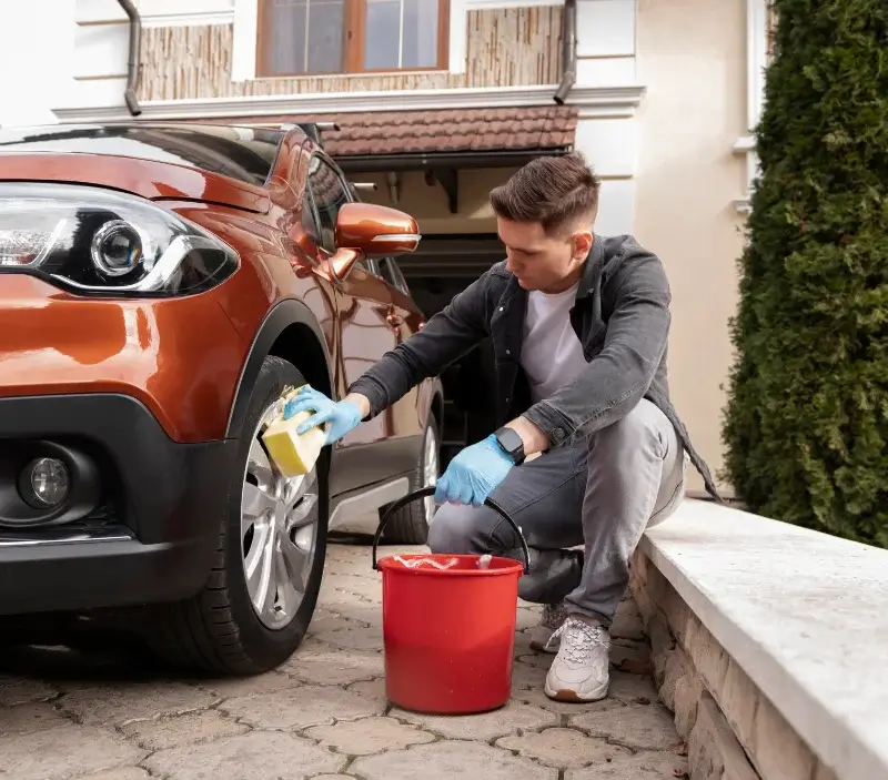 Lavage auto à domicile Toulon-sur-Allier : professionnel intervenant sur un véhicule
